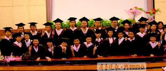 大学毕业照变迁:从80年代的确良到比基尼(图)