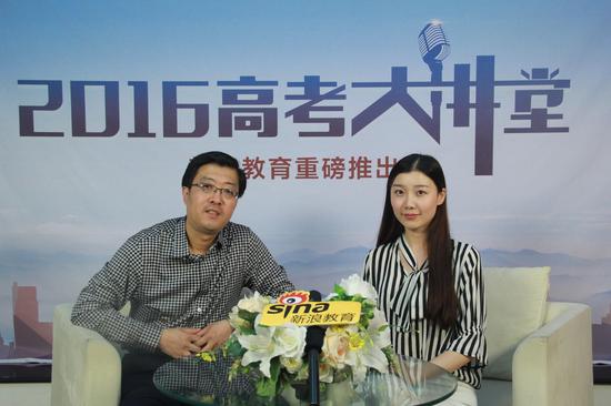 哈尔滨工程大学招生办主任张阳红(左)