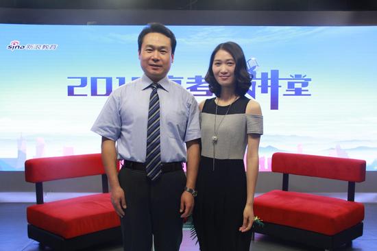 上海交通大学招办主任郑益慧(左)