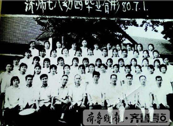 大学毕业照变迁:从80年代的确良到比基尼(图)