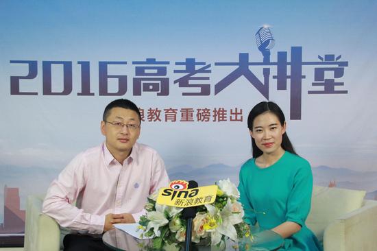西南民族大学招办老师哈英达（左）