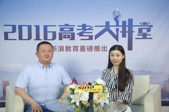 河西学院招生办王晓虎(左)