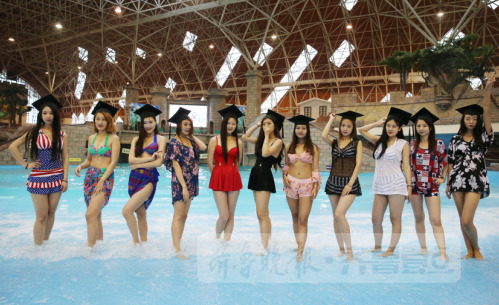 大学毕业照变迁:从80年代的确良到比基尼(图)