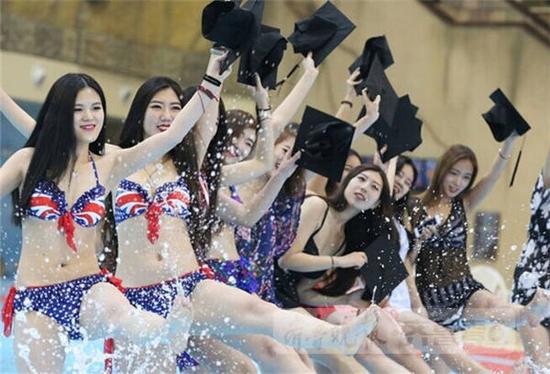 大学毕业照变迁:从80年代的确良到比基尼(图)