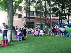 5月15日,广外附小的小学新生面试,教学楼前挤满家长。