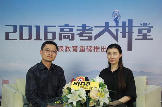 北京印刷学院的招生办主任孙鹏(左)