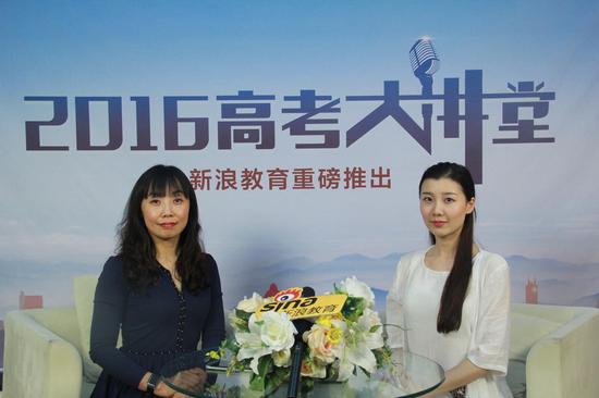 北京建筑大学招生就业处处长李雪华(左)