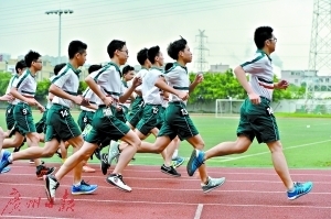 中考体育考试，学生在长跑。 广州日报记者骆昌威 摄