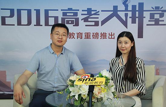 西北大学教务处副处长周超(左)
