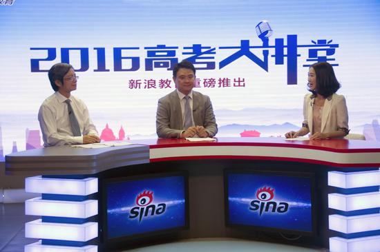 南京大学学生工作处副处长索文斌(右二)、南京大学教务处处长邵进(左一)