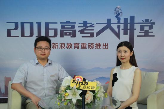 中国地质大学武汉的招生办公室主任朱继(左)