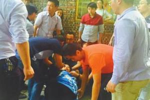 5月24日，卢老师晕倒后，学生将她抬到担架上。