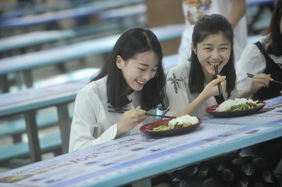 重庆某大学三名女生近期因为同学提供叫早服务,在校园走红,被同学笑称“叫早女神团”。