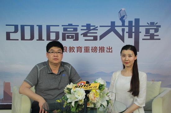哈尔滨师范大学招生办副主任诸秉政(左)