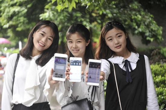 图为女生们用记者展示该校园生活平台页面。当最后再次问到为什么会想到做这样的事情,3位女生笑着说,接第一单的时候,纯粹是觉得好玩找乐趣,但没想到会坚持下来。更重要的是交到了不少朋友,这个圈子都是实名认证的同学,是纯粹的干净的互动圈子。最后他们说,快乐比什么都重要。