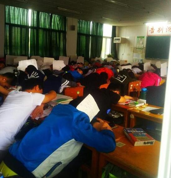 中午1点半,补习班的学生在午休(摄影/记者 李洪鹏)