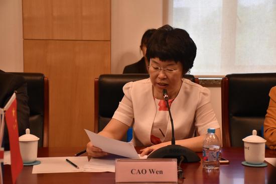 北外国际教育学院曹文院长主持会议