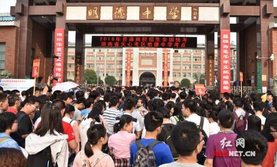 上午8点10分,天心区明德中学考点迎来入场高峰。