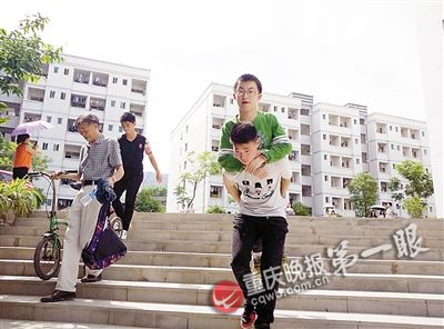 高考前踩场,同学们背他下梯坎。