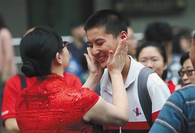 瞬间:同学身穿校服摇旗呐喊 加油吧兄弟|高考|考