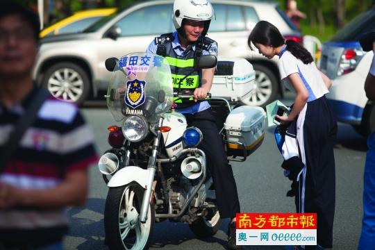 一名考生走错路,交警接到她风驰电掣地送到石岩公学考点，考生鞠躬致谢。