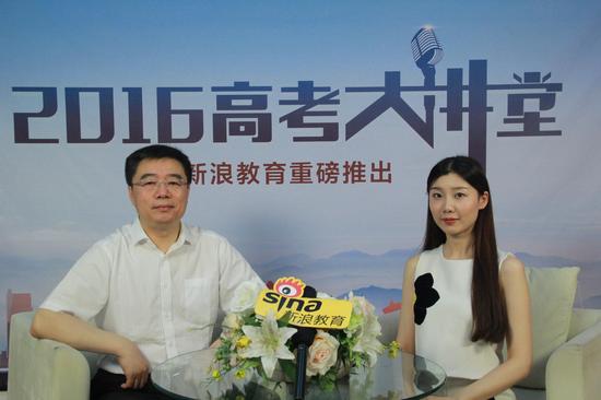 吉林大学招生办公室主任刘鹤(左)