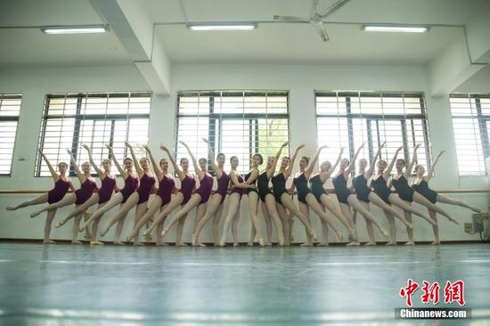 美腿来袭：三峡大学舞蹈系学生拍鲜花毕业照