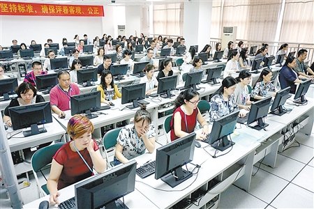 昨日，西南大学阅卷老师在仔细阅卷。记者 李化 摄