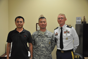 Thmothy Campbell(右)，募兵官员Duke Lee(中)