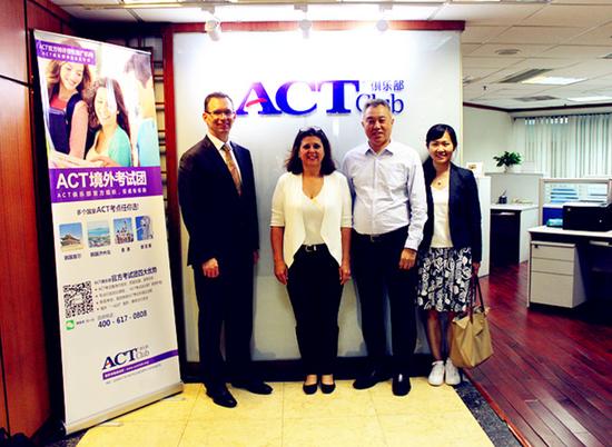 ACT首席商务官Suzana Delanghe（左2），战略发展部副总裁Bryan Maach（左1）
ACT官方国际业务部主管April Xu（右1），ACT俱乐部常务副理事长David Shi先生（右2）