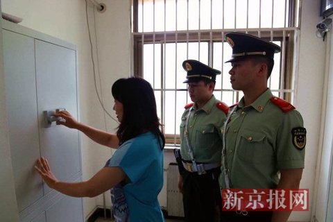 到达学校后,执勤的武警战士与学校的工作人员一起将试卷送入支队保密室,锁入保密室的专用文件柜。
