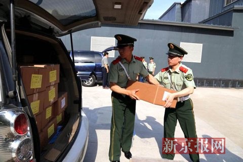 6月17日上午,北京地区四六级考卷由武警全程押运送至全市30余所高校的70余个考点。