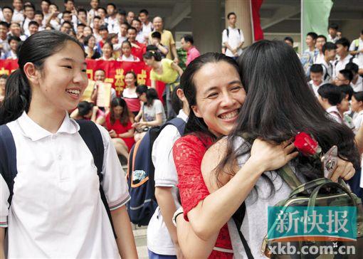 在广州市第七中学考场,考生在考试结束后拥抱老师表示感谢。　新快报记者　李小萌 郗慧晶 /摄