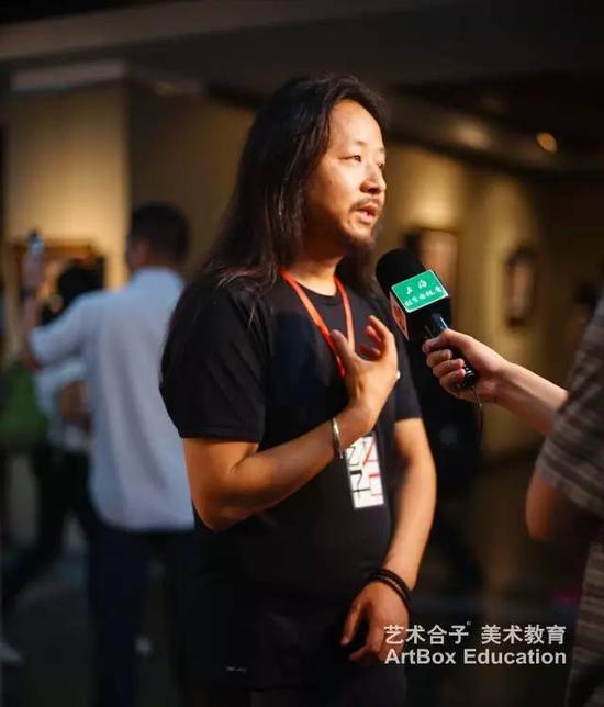 展览期间陶文明校长接受上海教育电视台的采访