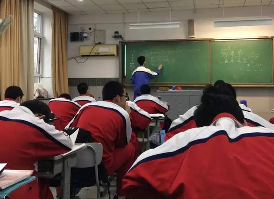 陈肇盟在讲解数学题