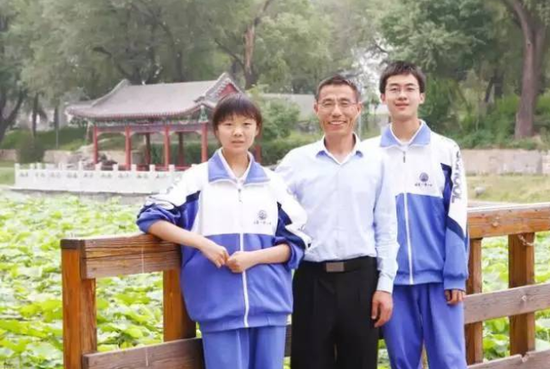 ▲陈肇盟(右)、陈启昭(左)与初、高中连续六年的班主任、北京市海淀区学科带头人、数学教师刘建玉老师(中)在校园合影。