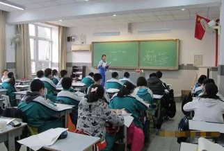陈启昭在讲解数学题