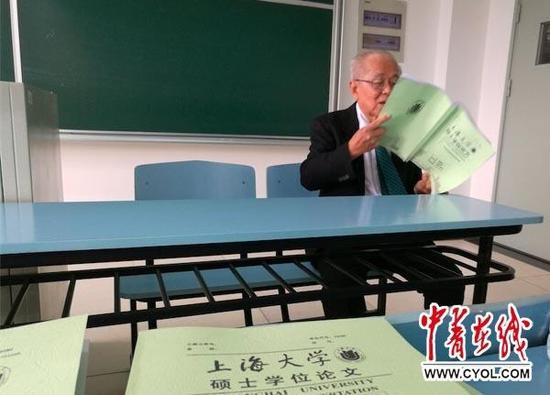 81岁老人手写16万字硕士论文答辩|老人|论文答
