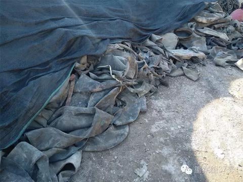 6月24日，河北沧县前唐庄村的一家再生橡胶加工厂内，堆放着废弃的汽车内胎。