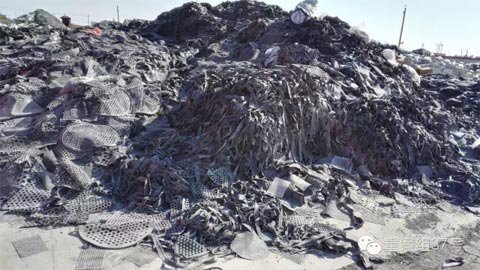 失控的毒跑道:施工队挂靠企业违规添加有毒溶