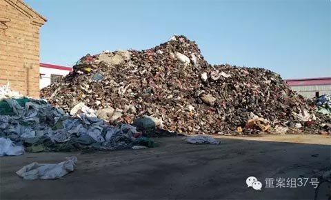 6月24日，河北沧县前唐庄村的一家再生橡胶加工厂内，废弃胶鞋堆积如山。