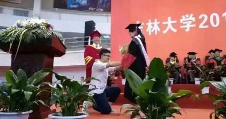 仪式上一男生向博士女友求婚，获校长和同学们的祝福。