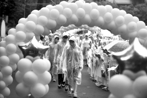 6月30日，江北区玉带山小学，六年级毕业的孩子们开心的走过代表过去六年的弧形拱门，每一扇门代表一年的时光