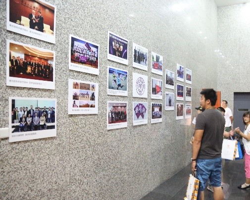 参会学子参观南开大学MBA活动照片墙