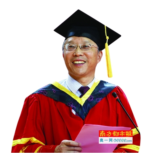 安庆师大校长毕业礼鞠躬致歉引热议 回应非作