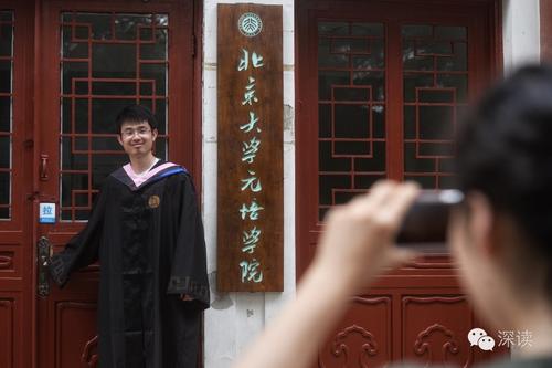 今天是安永睿穿上学士服正式告别本科生涯的日子,他的毕业照,仍是一个人。