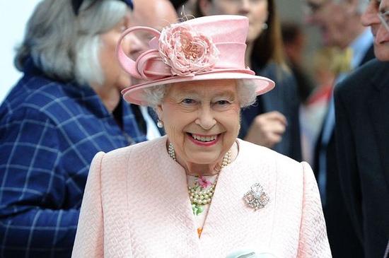 英国女王或涨薪6.5% 皇室成员收入大起底(双语