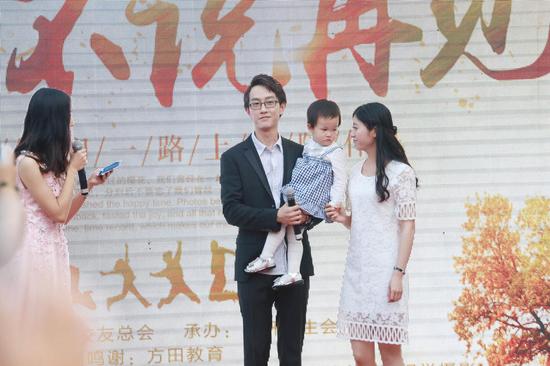 幸福的一家三口。