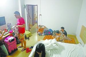 学生们为了省钱,不分男女挤住在当地小旅馆。