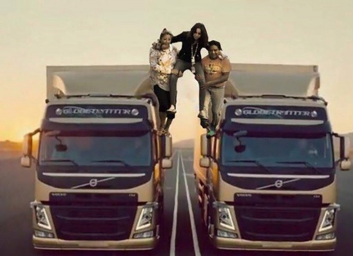 公主病女主持怕湿鞋让灾民抬着走:遭网友恶搞